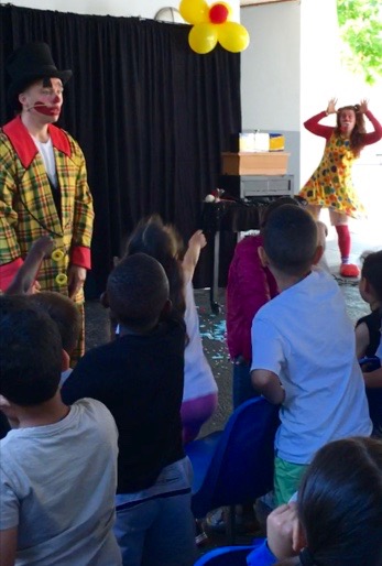 Spectacle de magie et de clowns